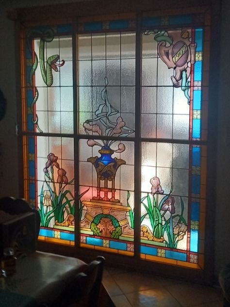Caducée de 1902 restauré et remonté sur cadre chêne, installé en suspension amovible entre pièces.
